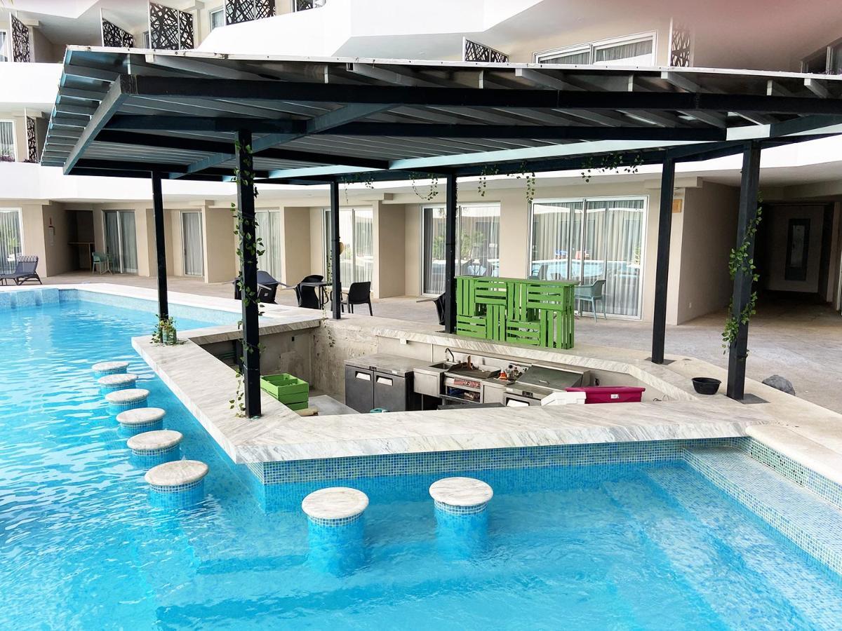 W/rooftop Pool Only 2 Mins From The