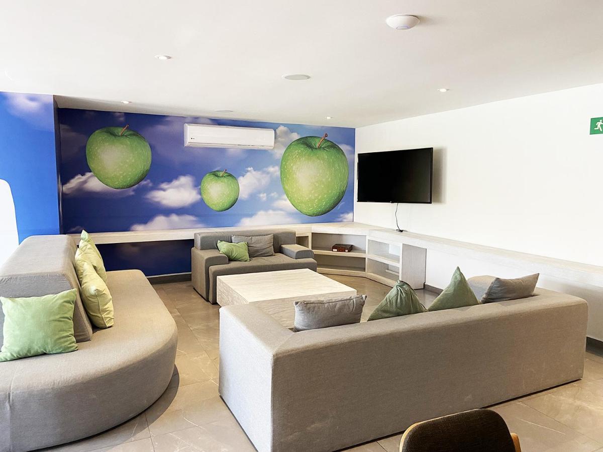 W/rooftop Pool Only 2 Mins From The Apartamento *